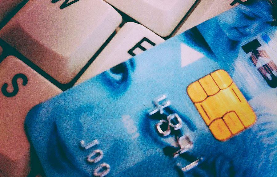 Cartão de crédito em cima do teclado